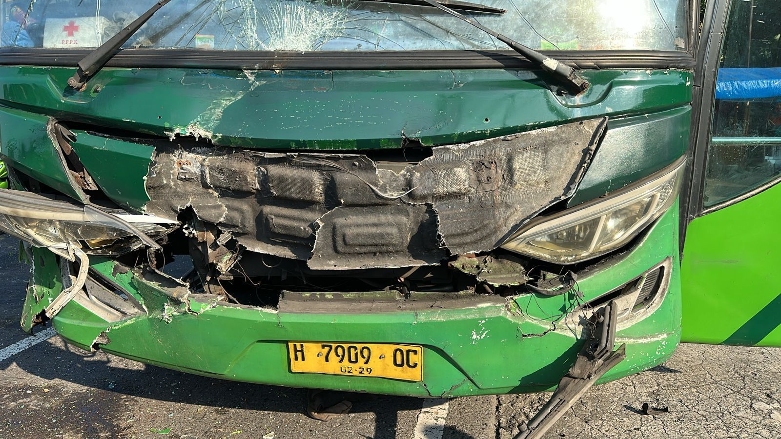 Empat kendaraan terlibat kecelakaan di Boyolali, satu sopir Mitsubishi L300 luka ringan. Kecelakaan bermula dari tabrakan Innova.