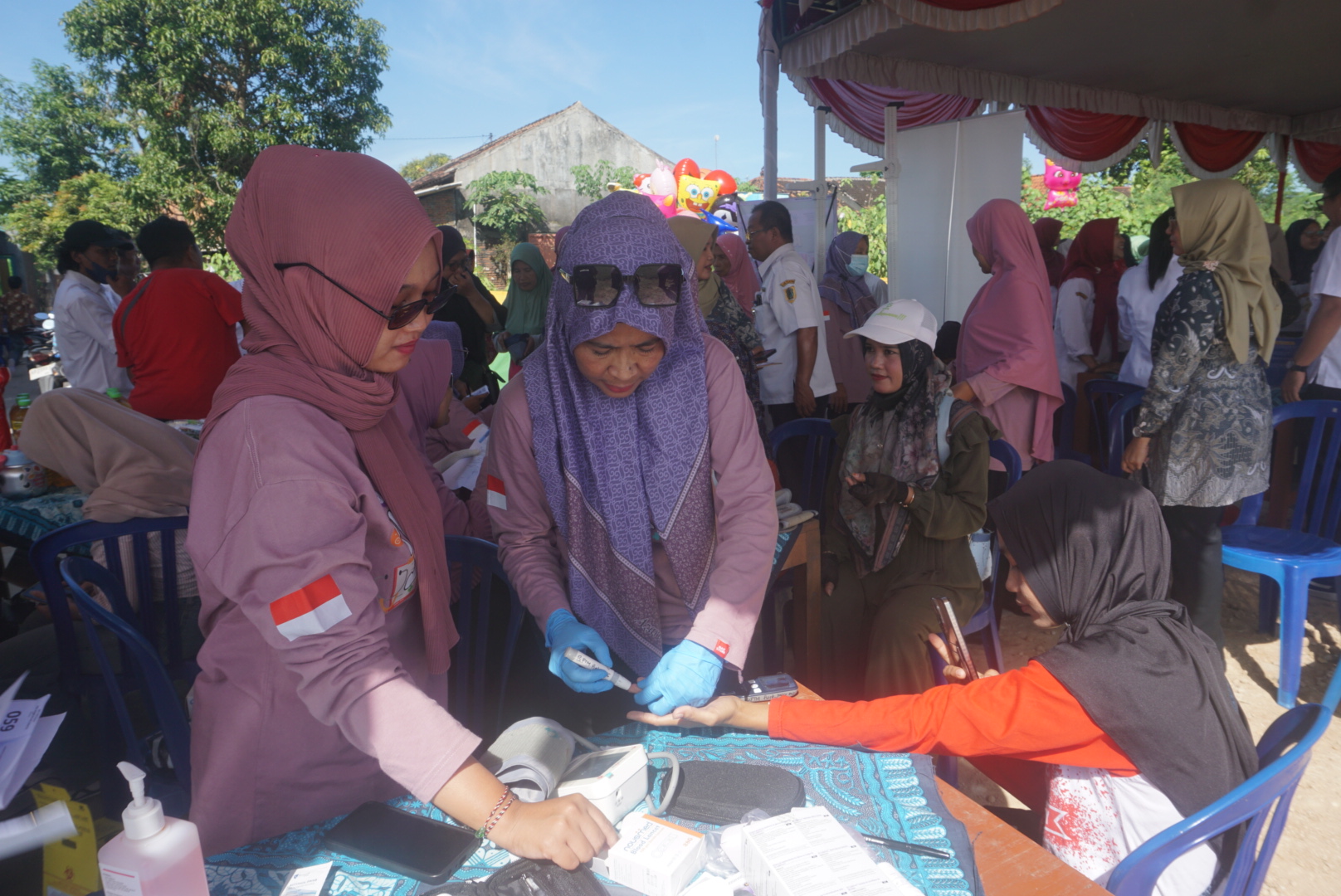 Pemeriksaan kesehatan gratis yang digelar Dinkes Kabupaten Klaten. (Angga Purenda/Radar Solo)