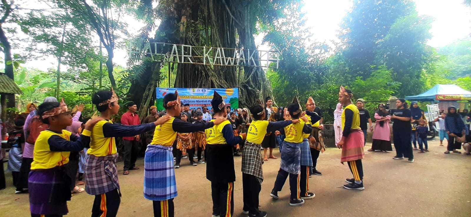 Sejumlah siswa SD di Kecamatan Masaran tampil di Pasar Kawak, Desa Gebang, Masaran, Sragen, Minggu (22/6/2025). (Ahmad Khairudin/Radar Solo)