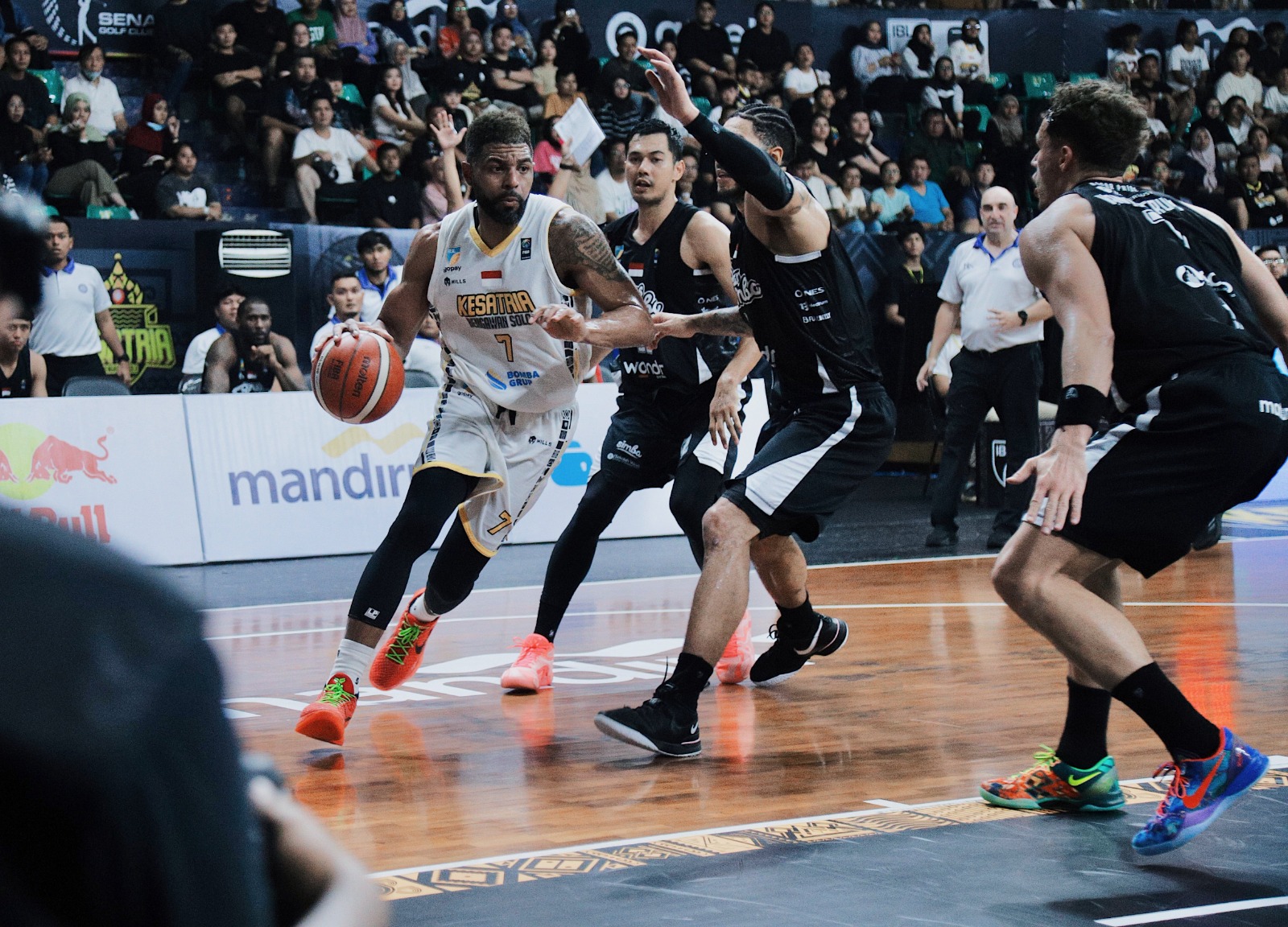 DIJAGA KETAT: Laga Kesatria Bengawan Solo melawan RANS Simba Bogor di IBL 2025, 4 Juni lalu.