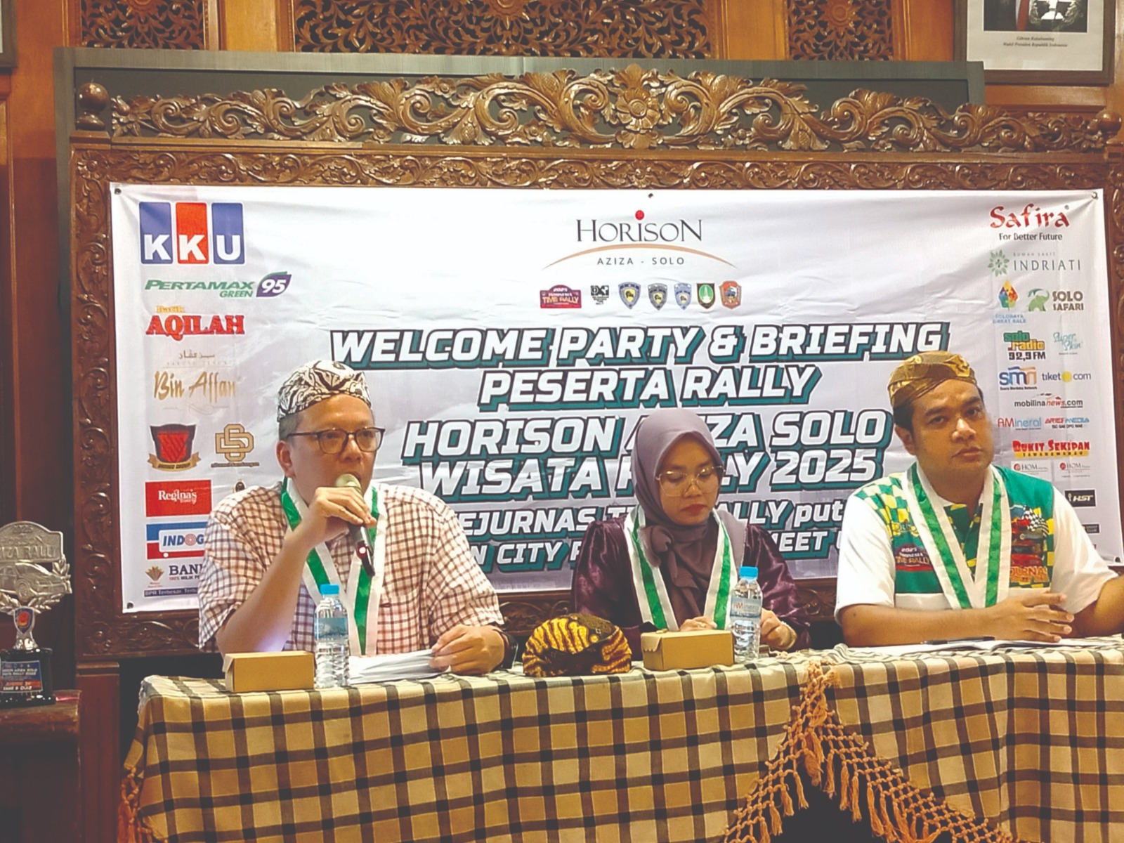 PEMAPARAN: Kiri-kanan, Ketua Komisi Time Rally IMI Pusat Suryo Putranto, GM Horison Aziza Solo Marcelina Louise dan ketua panitia Ahmad Adib memberikan keterangan pers.