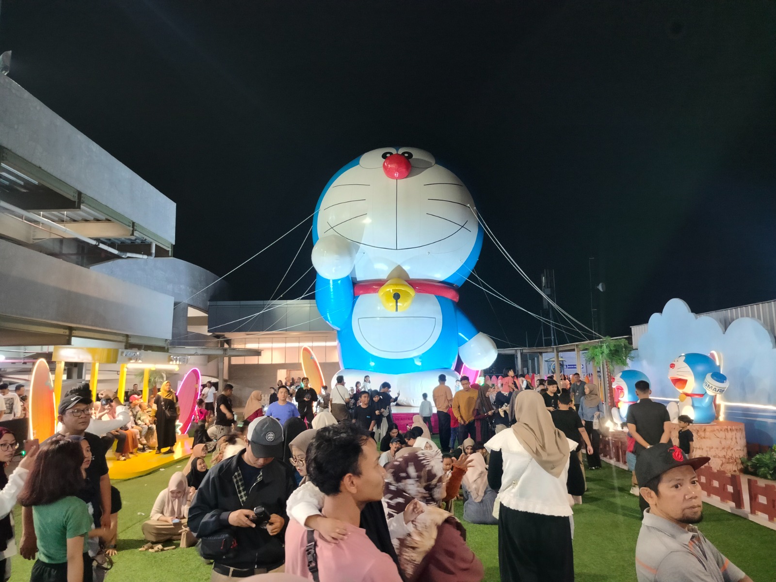 MERIAH: Para pengunjung mengabadikan momen menjelajahi dunia Doraemon dalam Doraemon Summer Blast Pakuwon Mall Solo Baru, Sabtu malam (21/6).