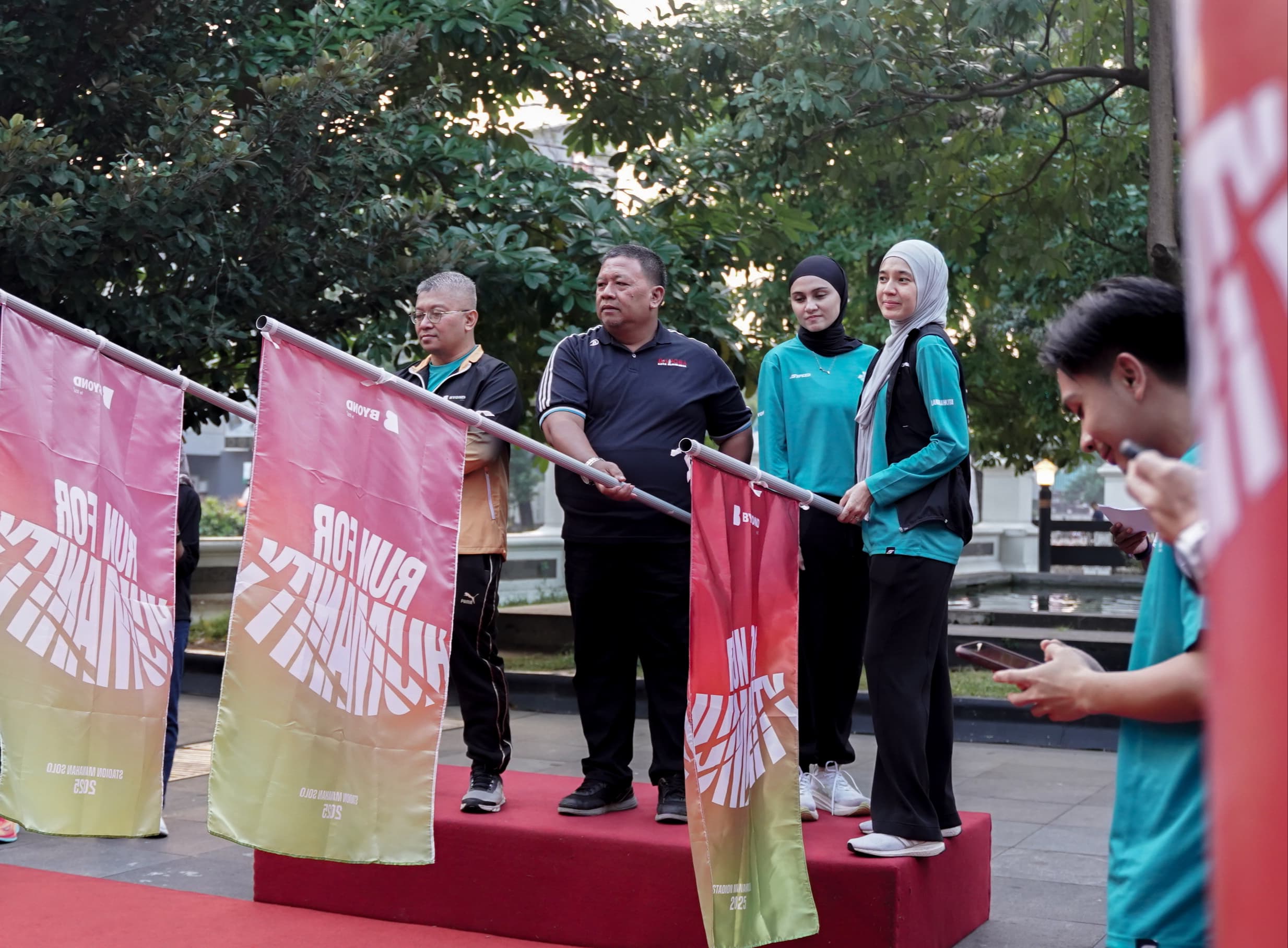 Dari kiri, Regional CEO BSI Region 7 Semarang Ficko H, perwakilan Dispora Solo Eko K, Perwakilan RFH 2025 Fauziah S dan Dini A flag off Run For Humanity 2025 Solo di Loji Gandrung, Sabtu (21/6).