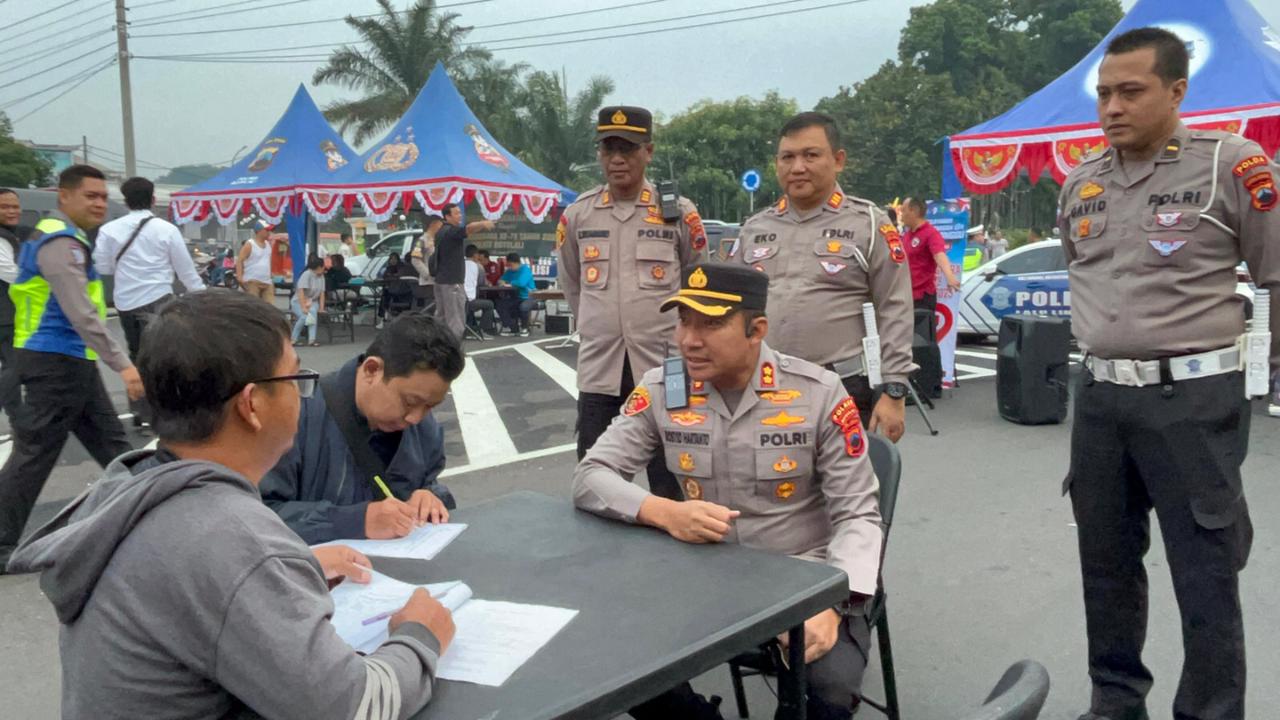 Kapolres Boyolali AKBP Rosyid Hartanto cek pelayanan perpanjangan SIM, SKCK, dan lainnya di event CFD Boyolali, Minggu (22/6/2025).