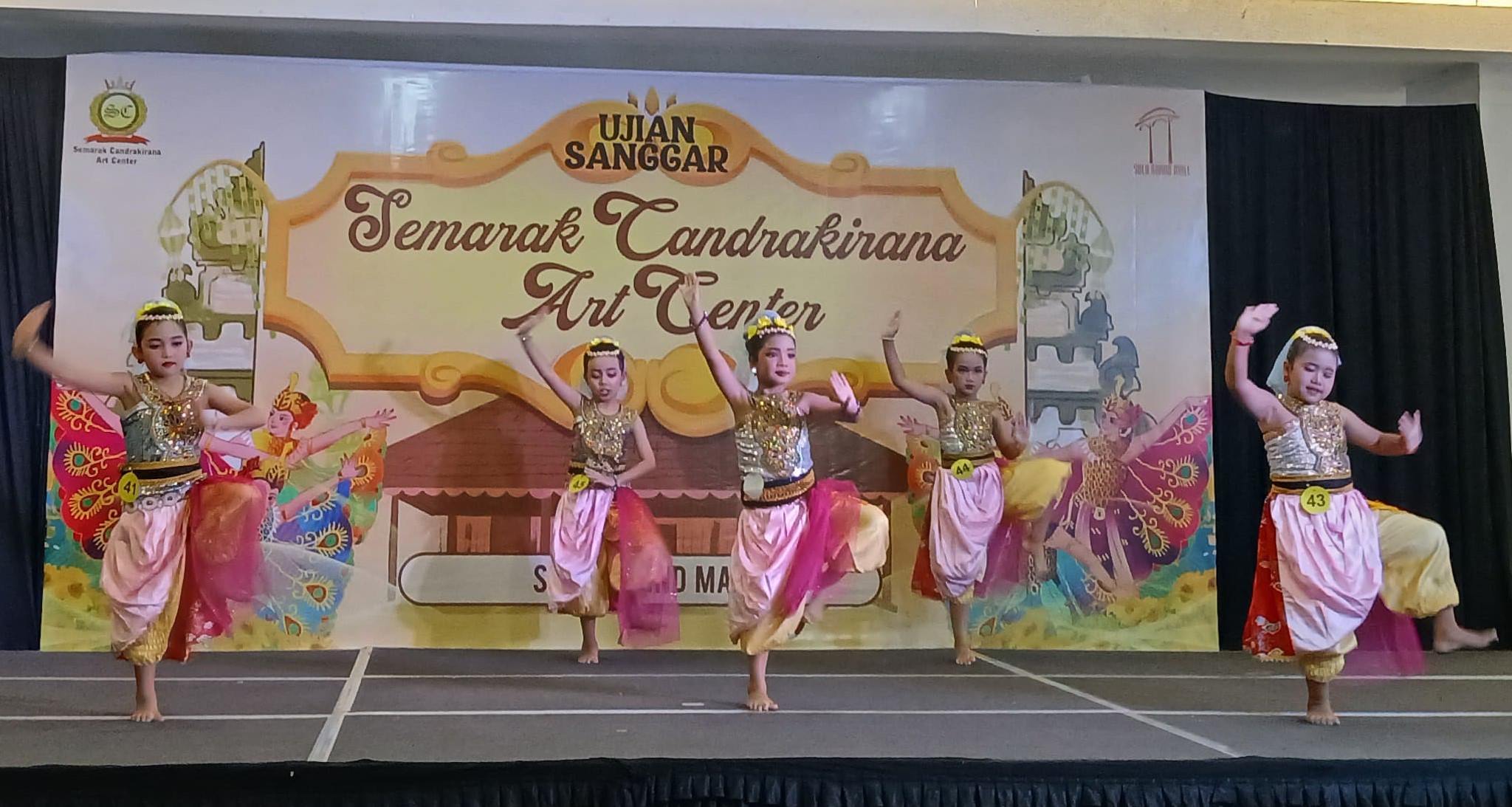 Candrakirana Art Centre sukses menyelenggarakan pertunjukan seni tari tradisional di Mini Atrium Lantai 3 Solo Grand Mall.