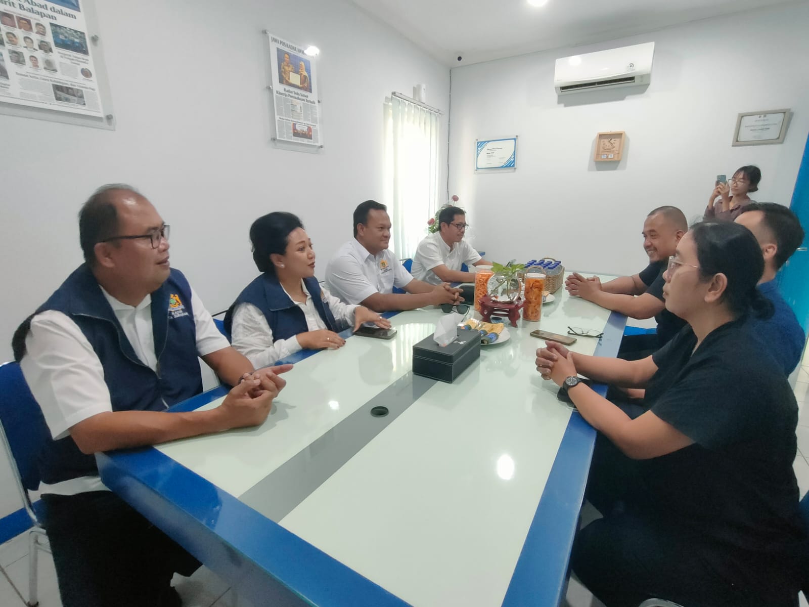 Jajaran KADIN Solo paparkan Solo Raya Great Sale di Radar Solo, Senin (23/6). (Silvester Kurniawan/Radar Solo)