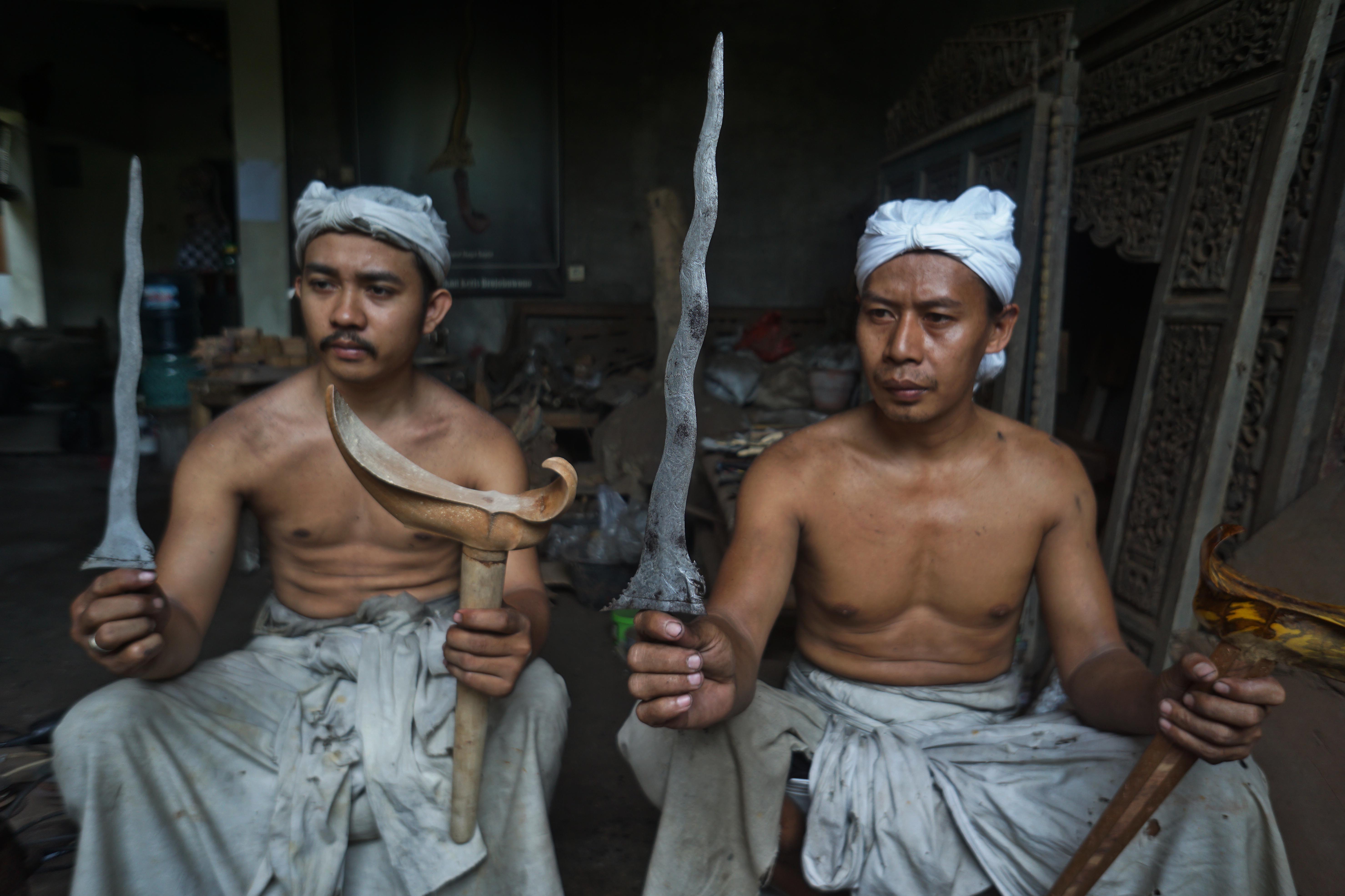 Proses pembuatan keris butuh proses panjang. (Arief Budiman/Radar Solo)