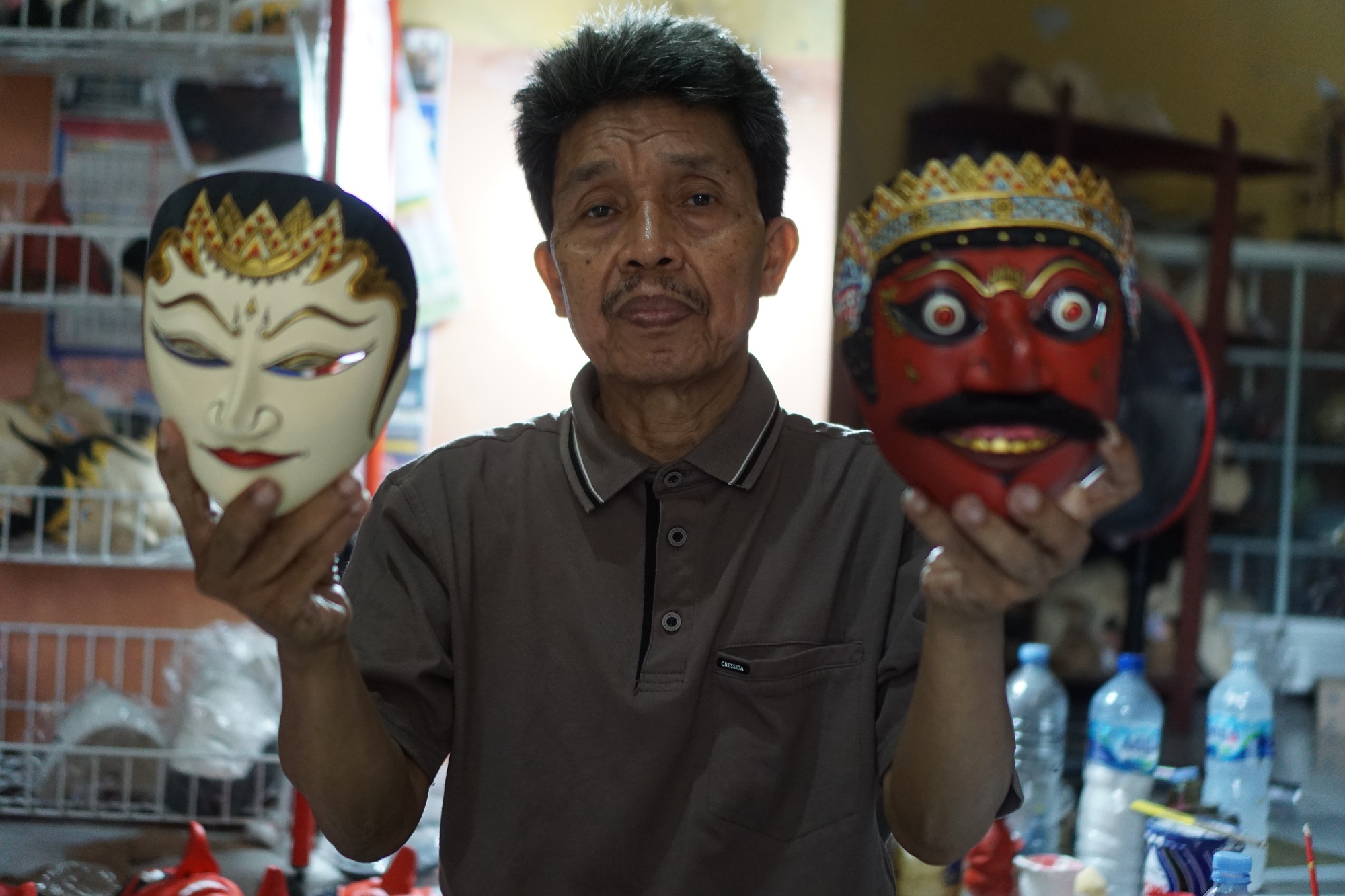 Narimo geluti kerajinan topeng sejak 35 tahun lalu. (Arief Budiman/Radar Solo)