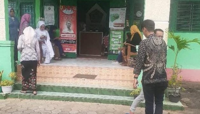 Unggahan di media sosial yang memperlihatkan pasangan pengantin sempat telantar di KUA Pracimantori.