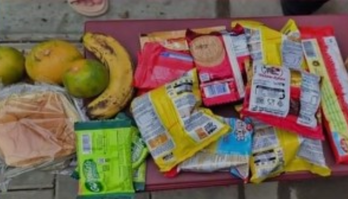 Menu MBG berisi aneka camilan biskuit dan roti yang dibagikan ke siswa SD selama libur sekolah di Tangsel.