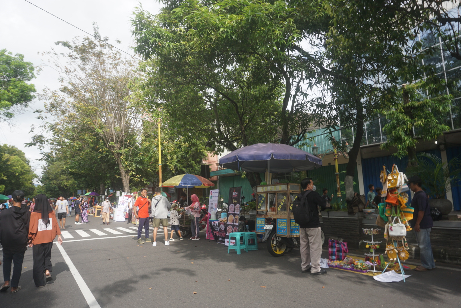 Car Free Day (CFD) di Jalan Pemuda, Kecamatan Klaten Tengah, Minggu (23/6). (Angga Purenda/Radar Solo)