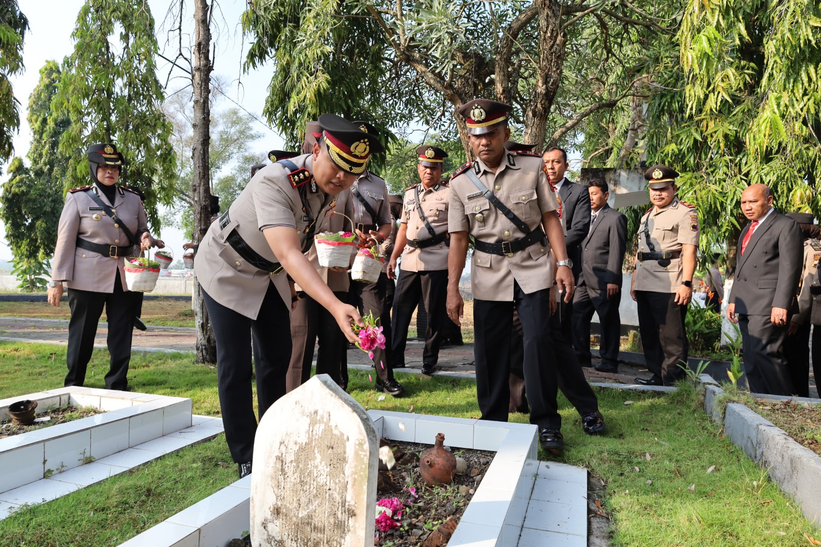 Kapolres Sukoharjo AKBP Anggaito Hadi Prabowo ziarah ke TMP Yudho Swargoloyo, Kecamatan Polokarto, Senin (23/6).