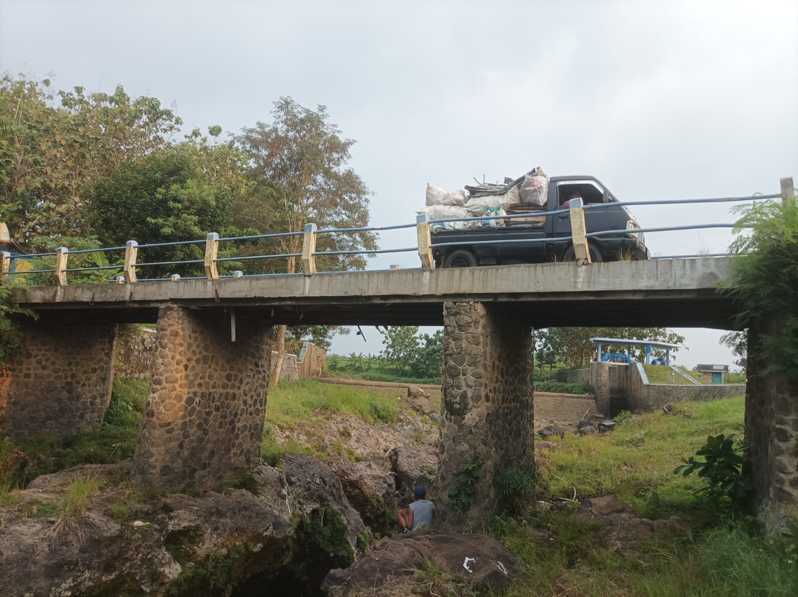 Kondisi jembatan Kedung Teropong yang menghubungkan Celep, Kecamatan Kedawung; dan Jirapan, Kecamatan Masaran, Sragen yang rawan ambrol. (Ahmad Khairudin/Radar Solo)