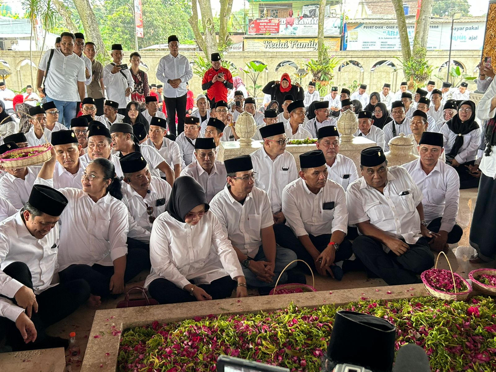 Para pimpinan DPD PDI Perjuangan Jawa Tengah, para kepala dan wakil kepala daerah serta pengurus dari 35 DPC berziarah ke makam Bung Karno di Blitar, Jatim, Sabtu (21/6/2025).