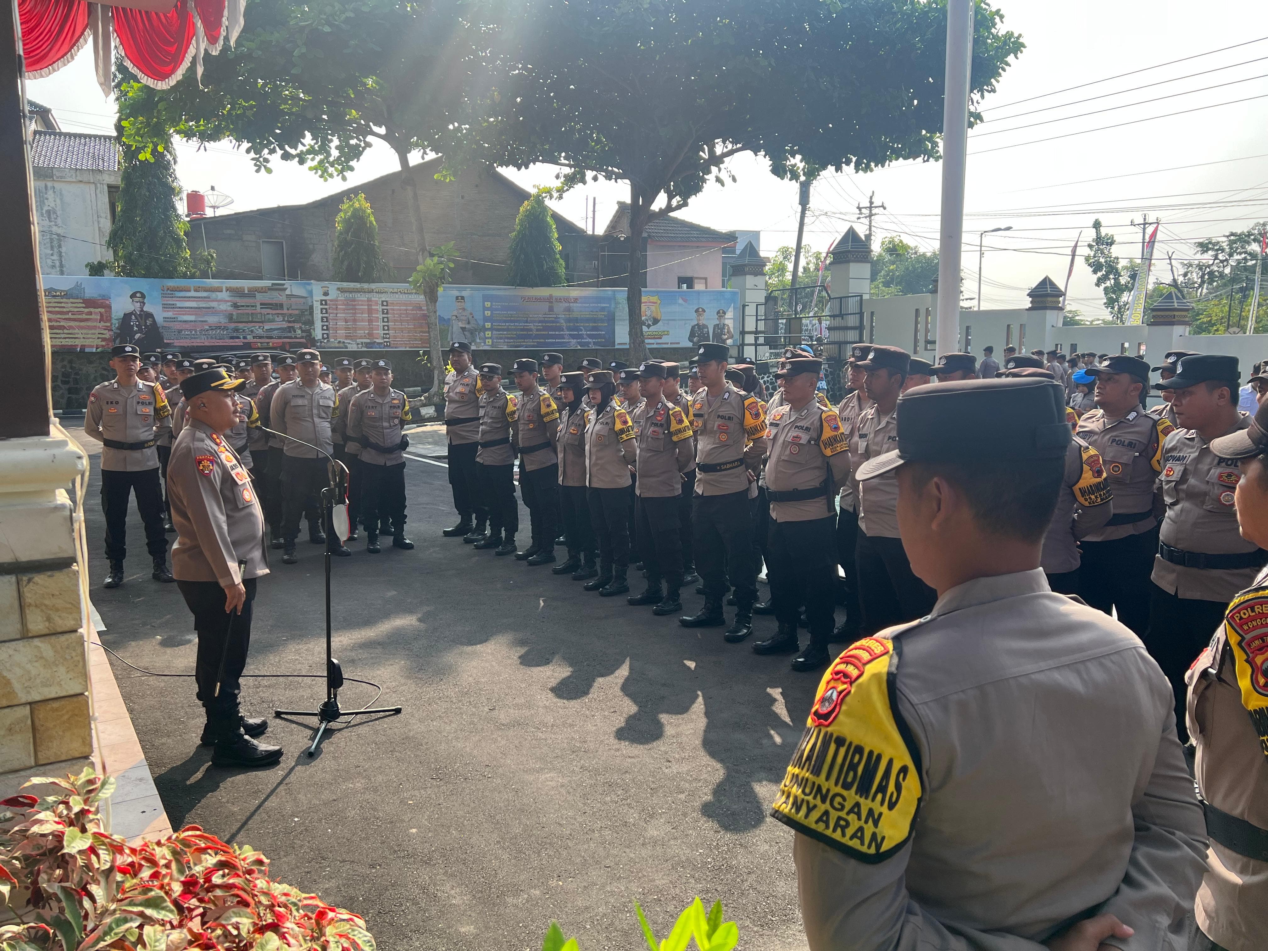 Kapolres Wonogiri AKBP Jarot Sungkowo saat memberikan arahan kepada para Bhabinkamtibmas Senin (23/6/2025).