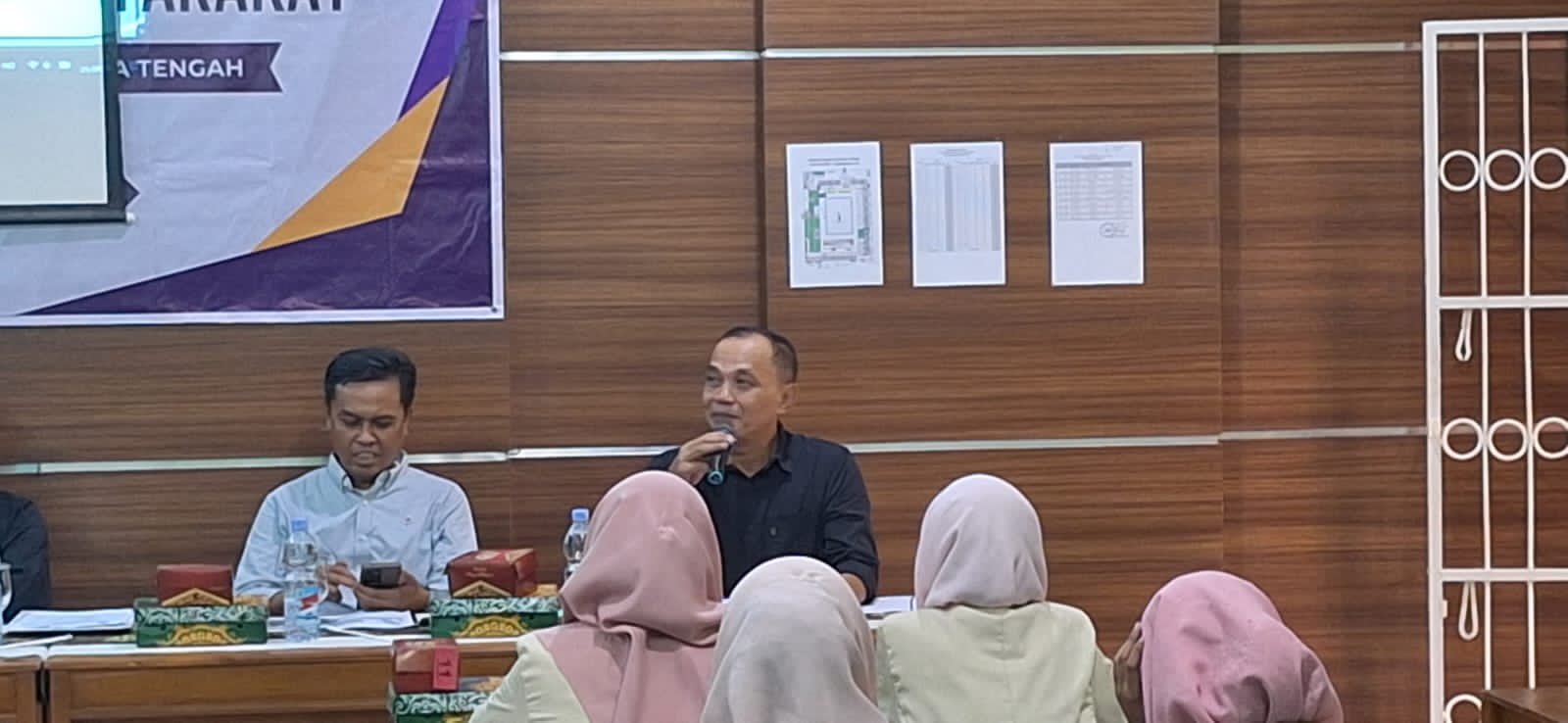 Ketua DPRD Jateng Sumanto (kanan) hadiri kegiatan bertema &ldquo;Penguatan Moderasi Beragama dalam Kebhinnekaan&rdquo; yang berlangsung di SMKN 1 Karanganyar, Kamis (5/6/2025).