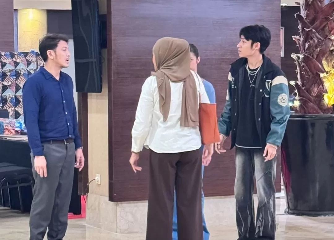 Okie Agustina ungkap kronologi dugaan Dimas Anggara tampar Kiesha Alvaro saat syuting. &ldquo;Ini nyata, bukan gimmick!&rdquo; tegasnya
