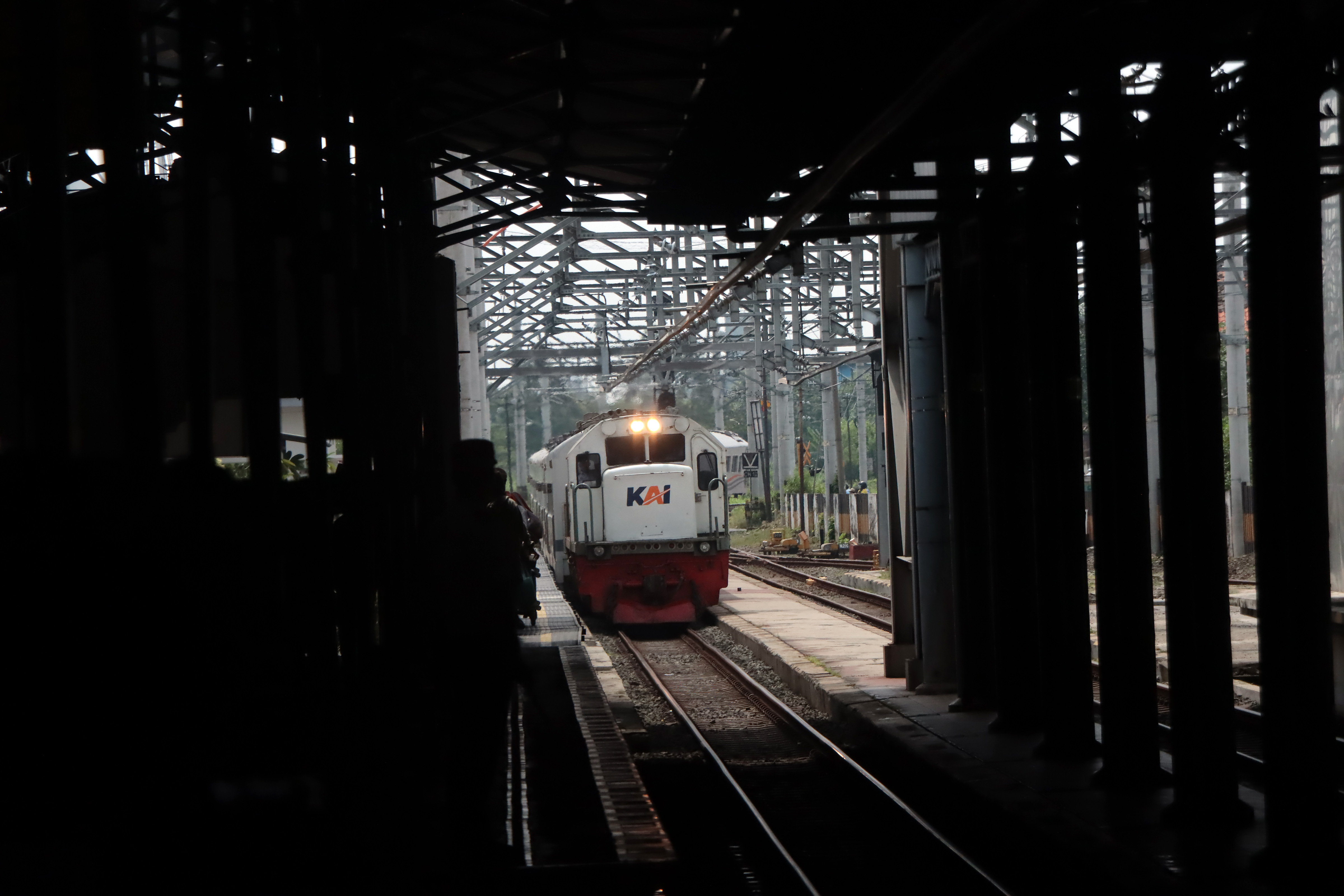 Kereta api jarak jauh tiba di Stasiun Solo Balapan, Selasa (24/6). Selama long weekend libur sekolah dan tahun baru Islam, PT Daop 6 Jogja operasikan 28 KA jarak jauh.