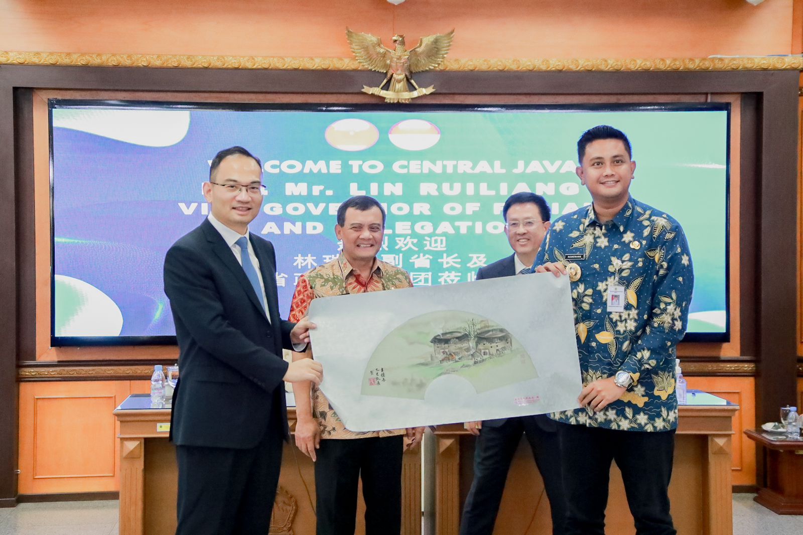 Bupati Klaten Hamenang Wajar Ismoyo saat tanda tangani MoU dengan pemerintah kota Nanjing, Tiongkok, Selasa (24/6/2025). (Angga Purenda/Radar Solo)