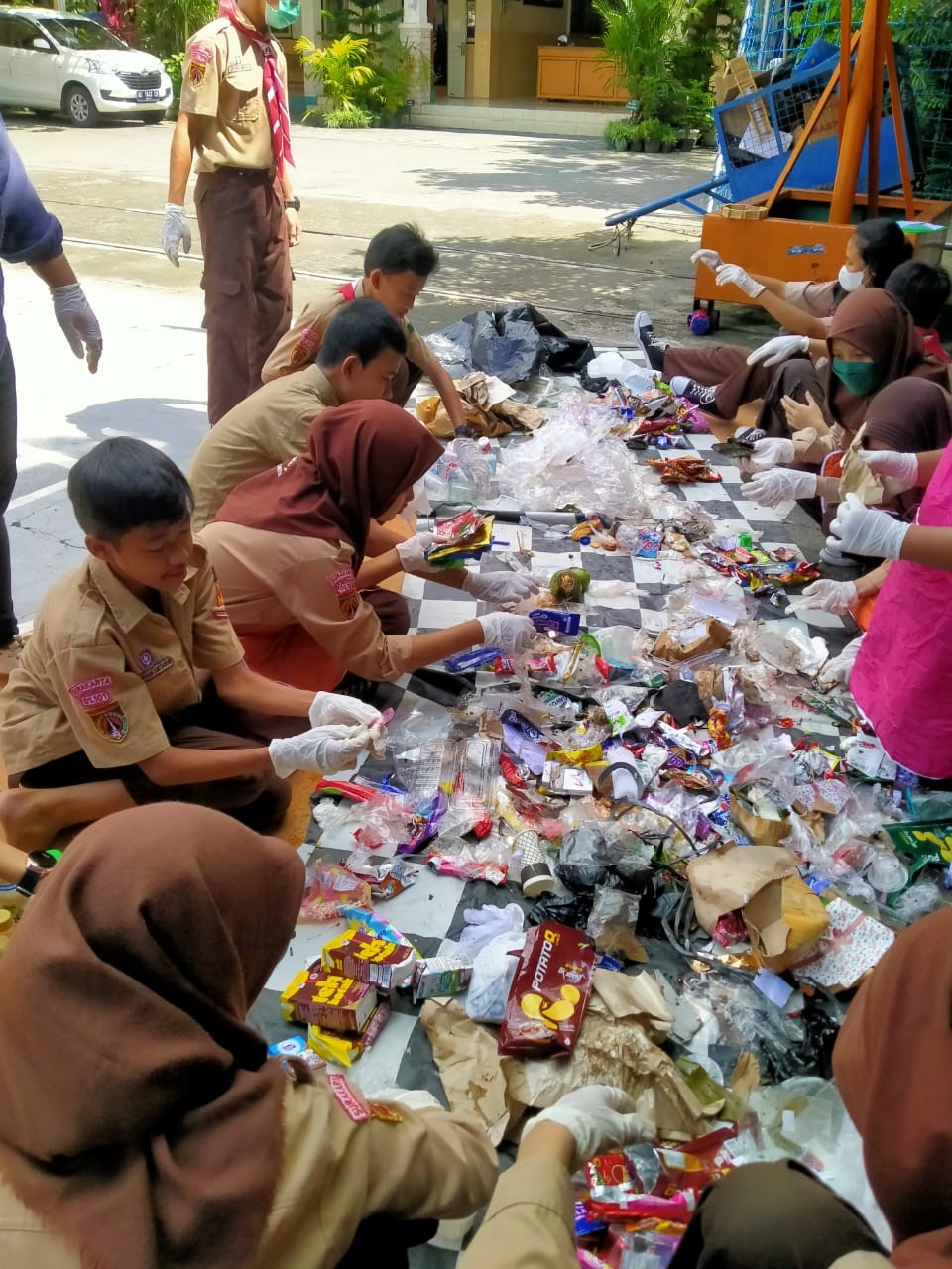 Sosialisasi kepada anak-anak sekolah untuk kelola sampah plastik.&nbsp;(Dok. Gitra Pertiwi)