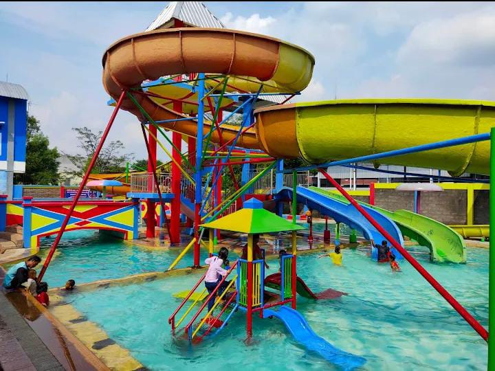 Restu Wijaya Waterboom Boyolali memiliki berbagai spot bermain air yang menyenangkan.