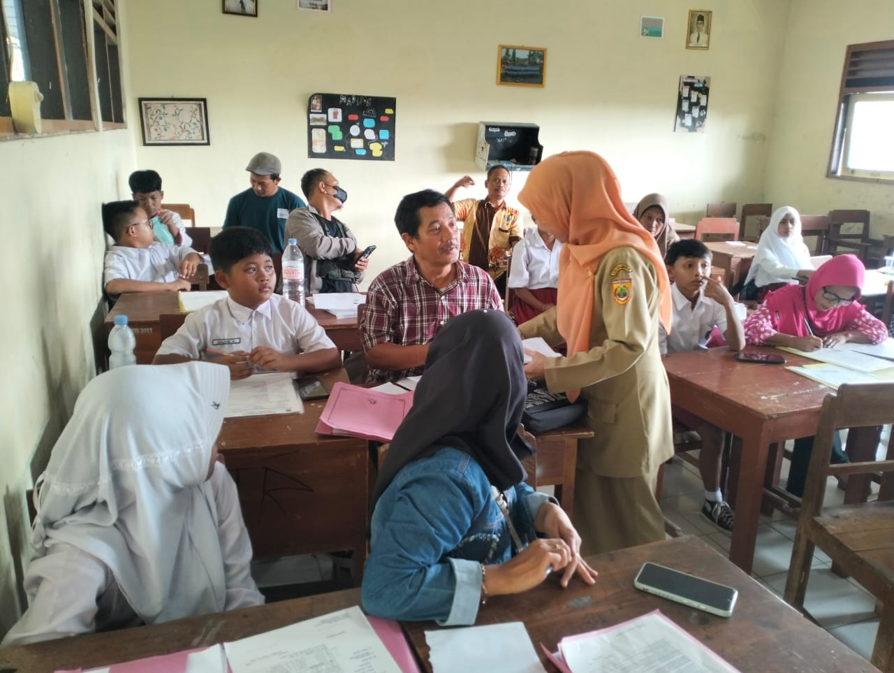 Jalannya SPMB 2025 di SMPN 1 Grogol, Sukoharjo, Selasa (24/6).