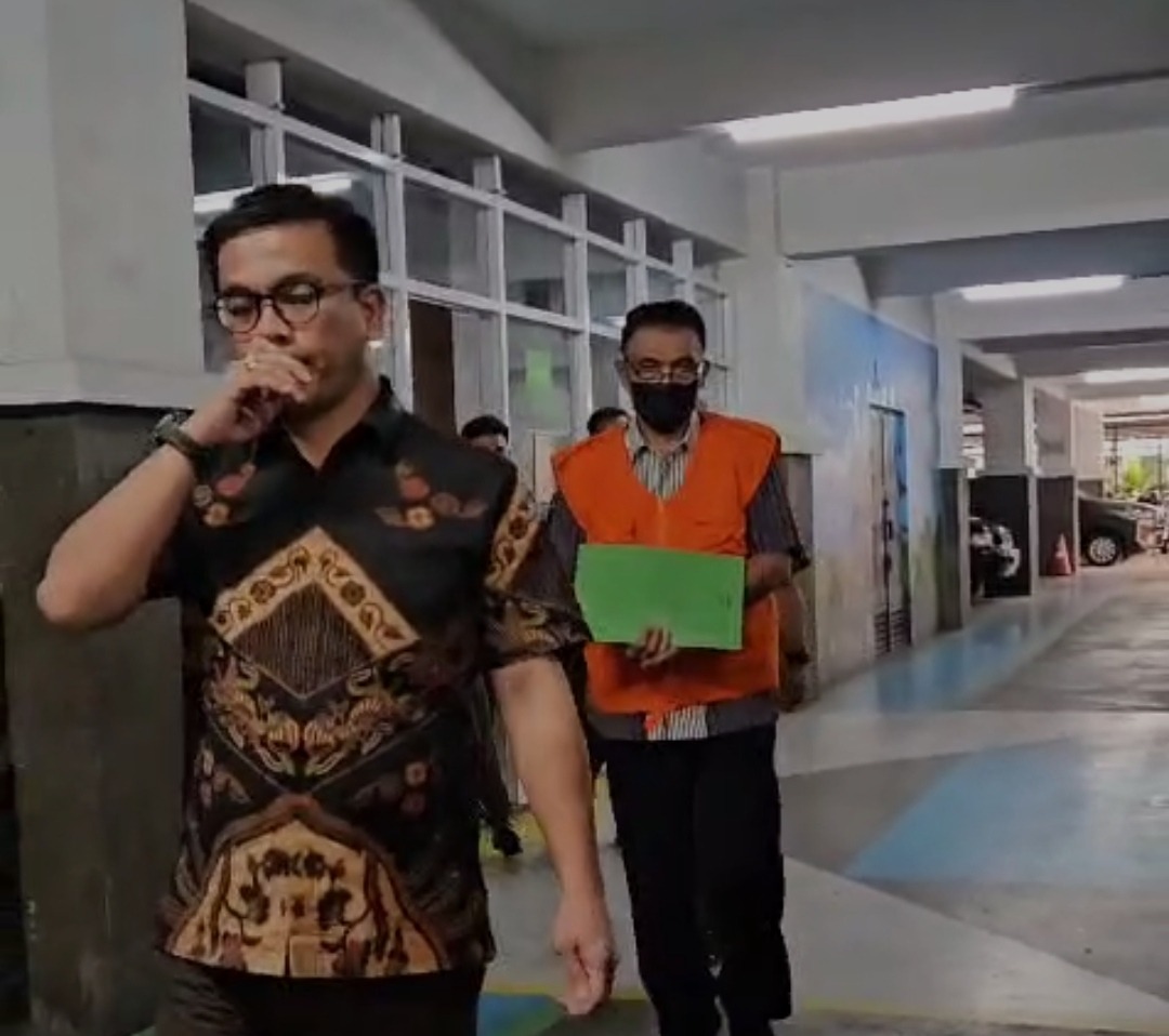 Tersangka korupsi Plaza Klaten DS (rompi orange) ditahan Kejati Jateng. (Radar Semarang)