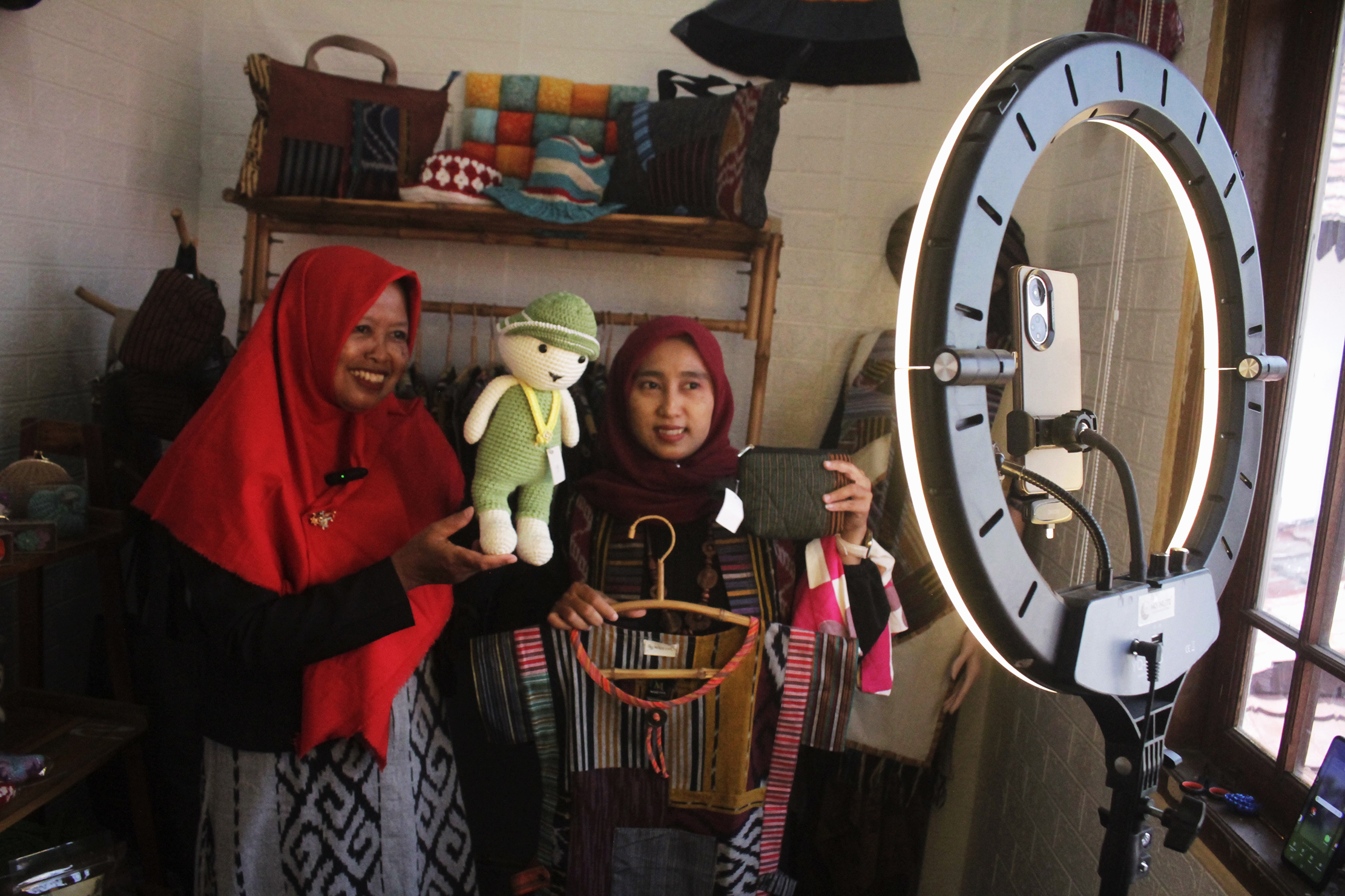 Ibu-ibu PKK Kelurahan Tipes live streaming pasarkan produk lokal. (M Ihsan/Radar Solo)
