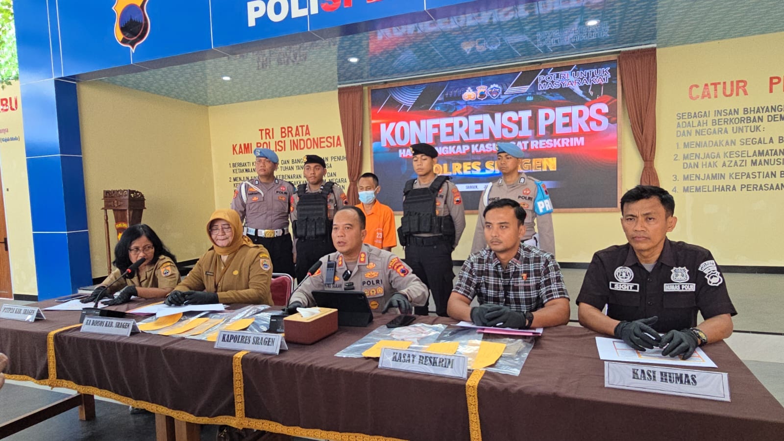 Kapolres Sragen AKBP Petrus Parningotan Silalahi (tengah) menunjukkan tersangka kasus rudapaksa terhadap anak tiri di Desa Ngepringan, Jenar. (Ahmad Khairudin/Radar Solo)