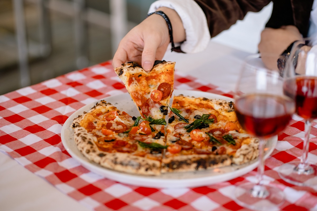 Pizza dipanggang menggunakan tungku tradisional (wood-fired oven). Penggunaan tungku ini bukan sekadar bagian dari style saja.