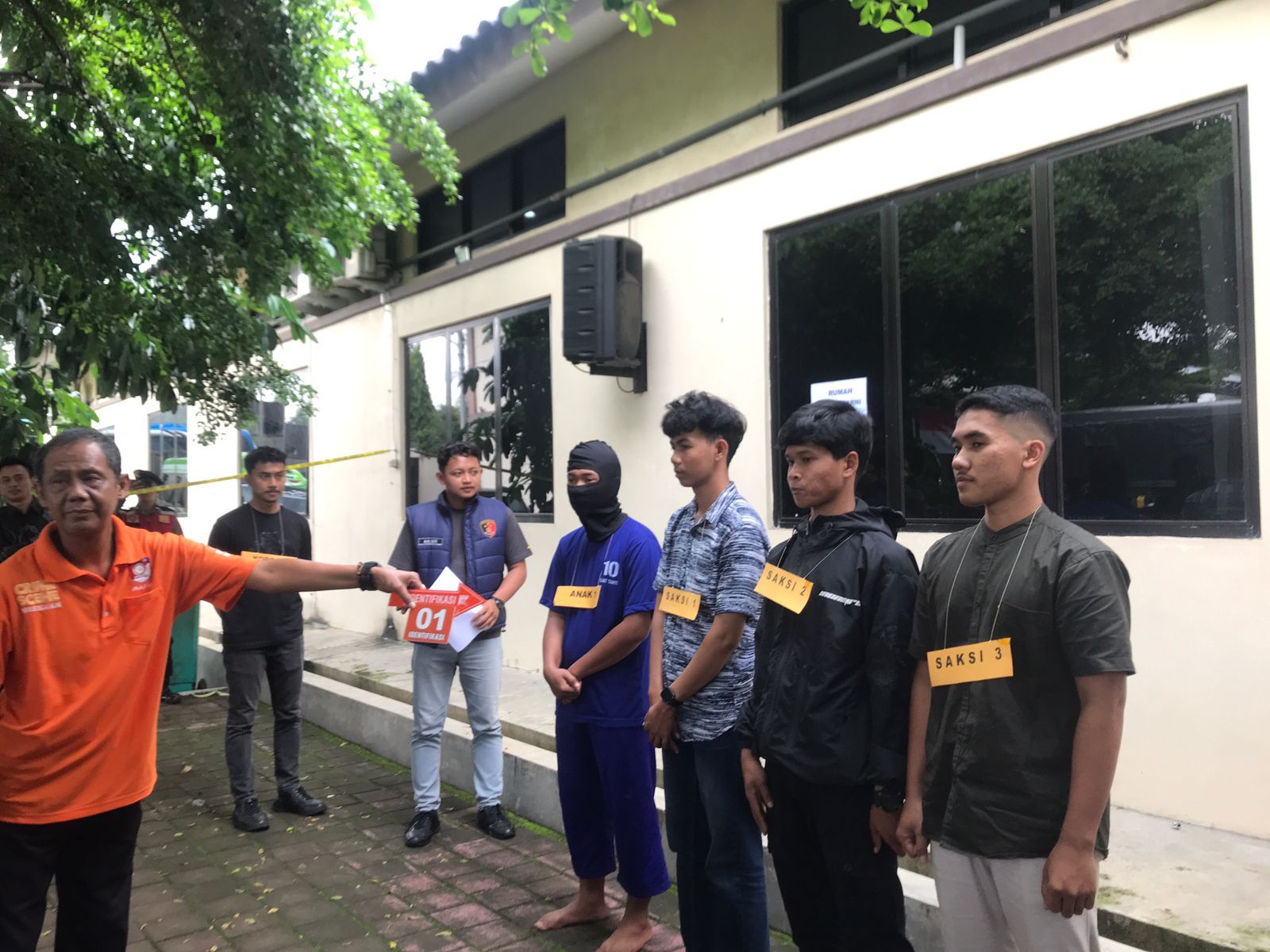 Terdakwa SW (kiri bermasker) saat mengikut reka adegan di Mapolres Boyolali belum lama ini.