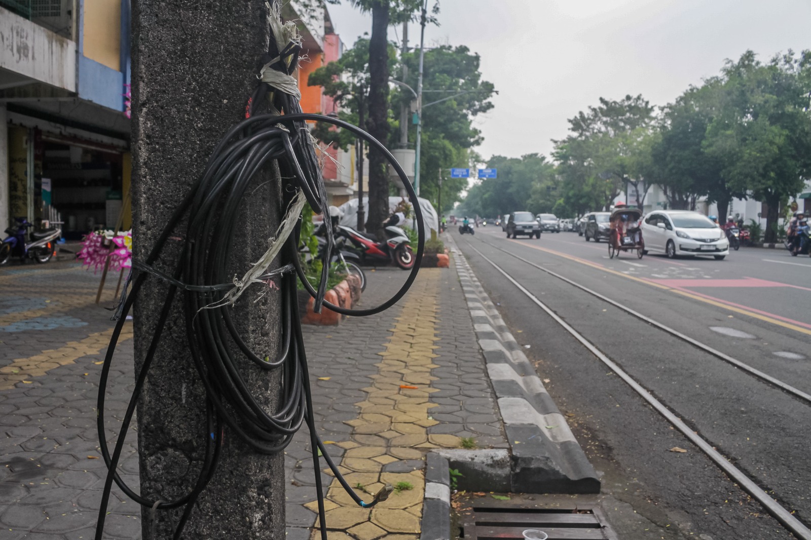 Kabel semrawut di kawasan Citywalk Jalan Slamet Riyad