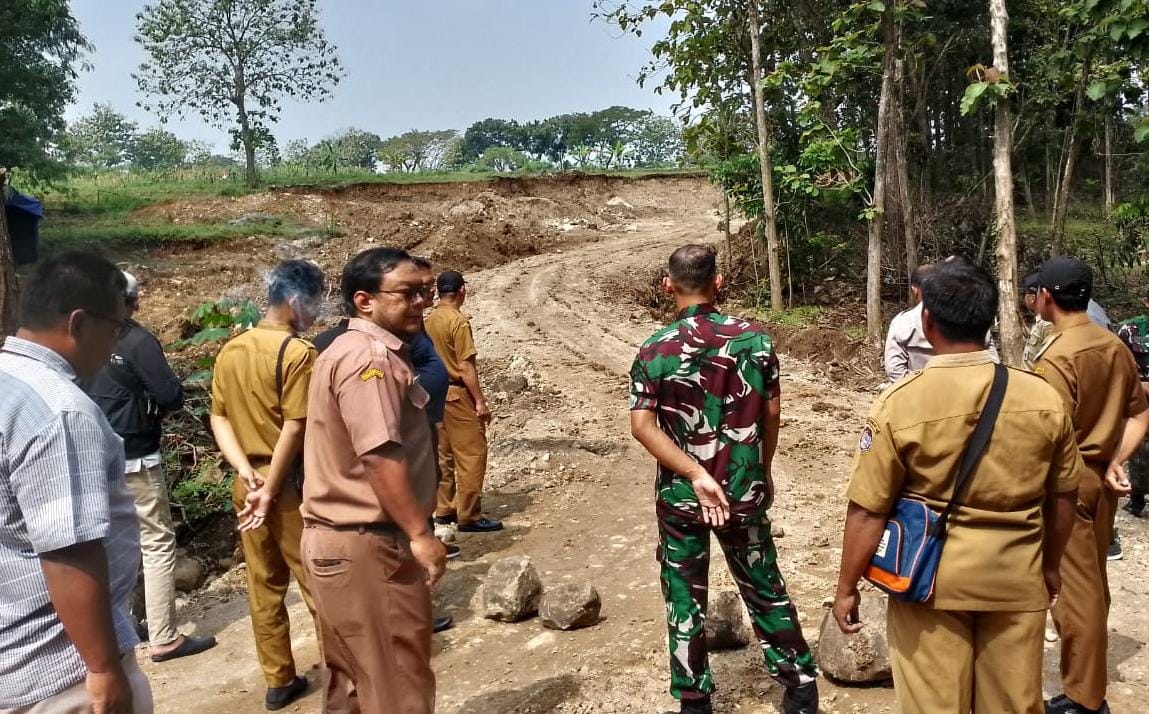 Tim OPD Pemkab Karanganyar menggelar sidak galian C di Desa Kebungjeruk, Kecamatan Mojogedang, Rabu (25/6/2025). (Rudi Hartono/Radar Solo)