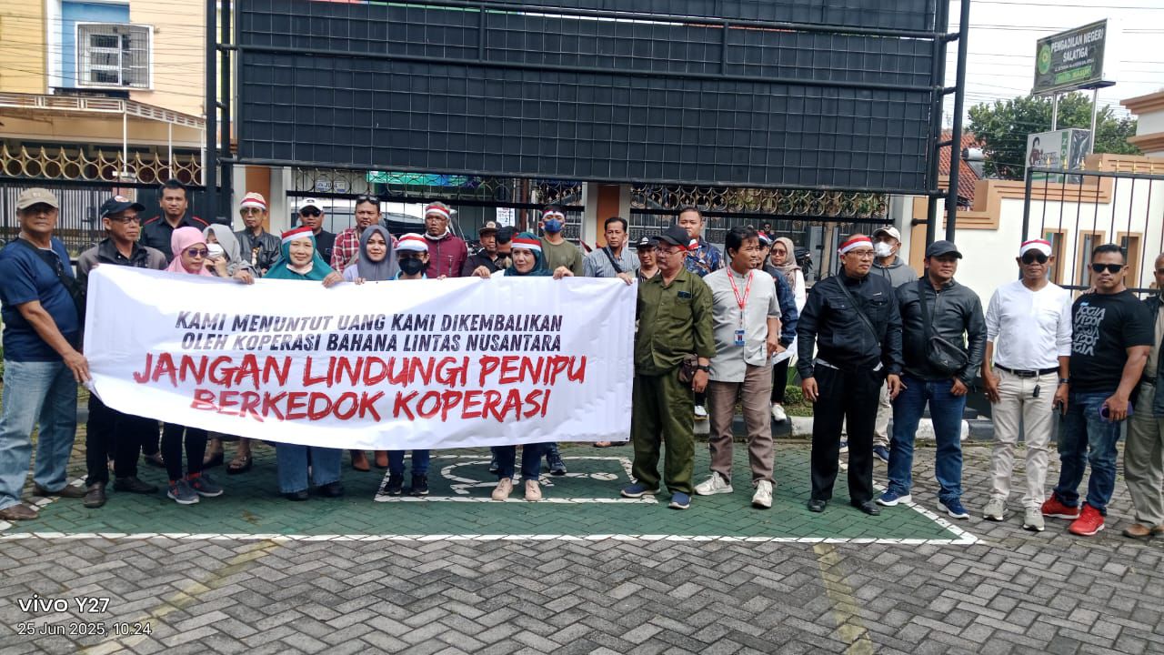 Nasabah Koperasi Bahana Lintas Nusantara di halaman kantor PN Salatiga, Rabu (25/6/2025).