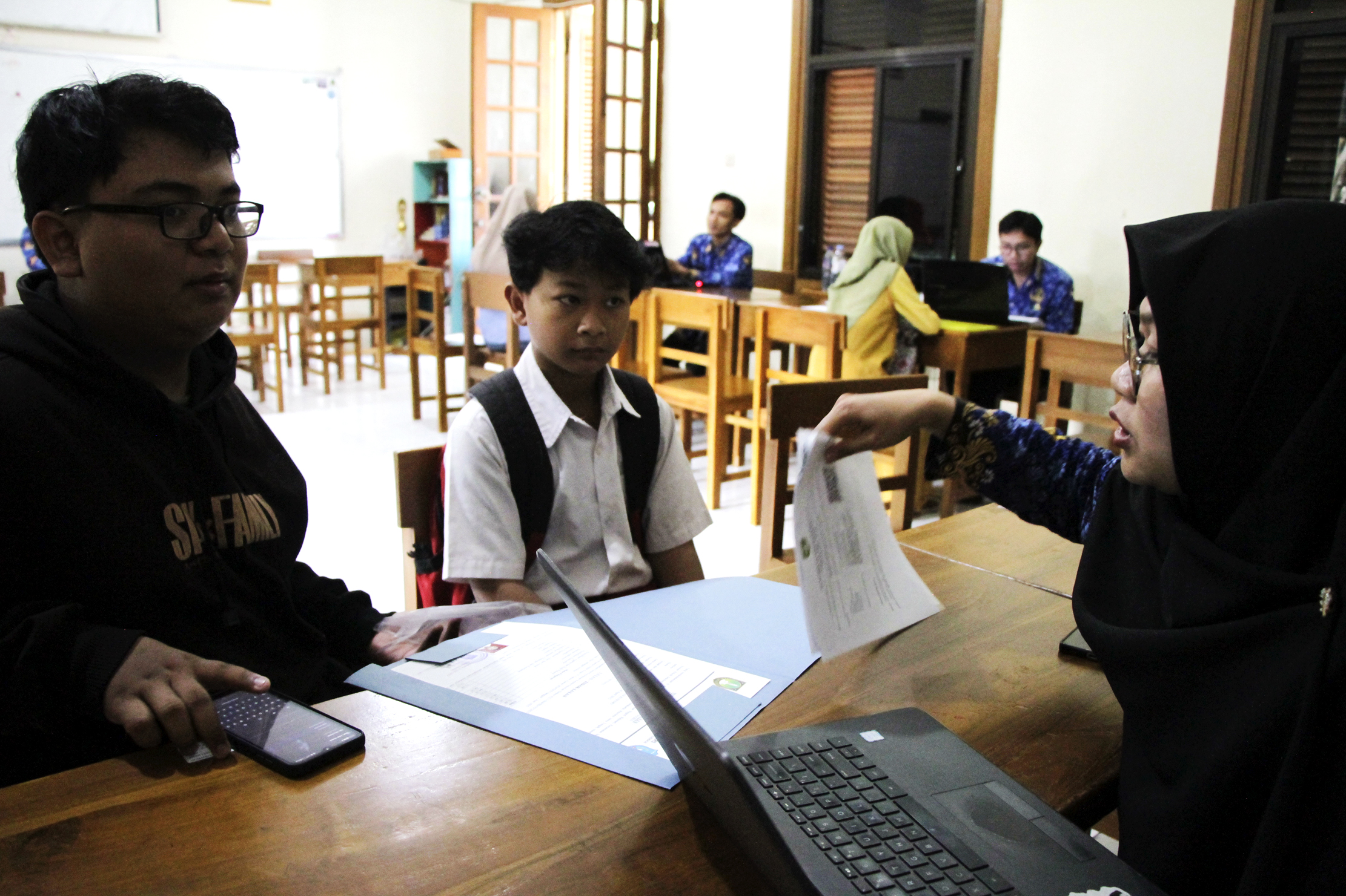 Orang tua mengantarkan CMB saat mendaftar SPMB 2025 di SMPN 4 Solo, belum lama ini.