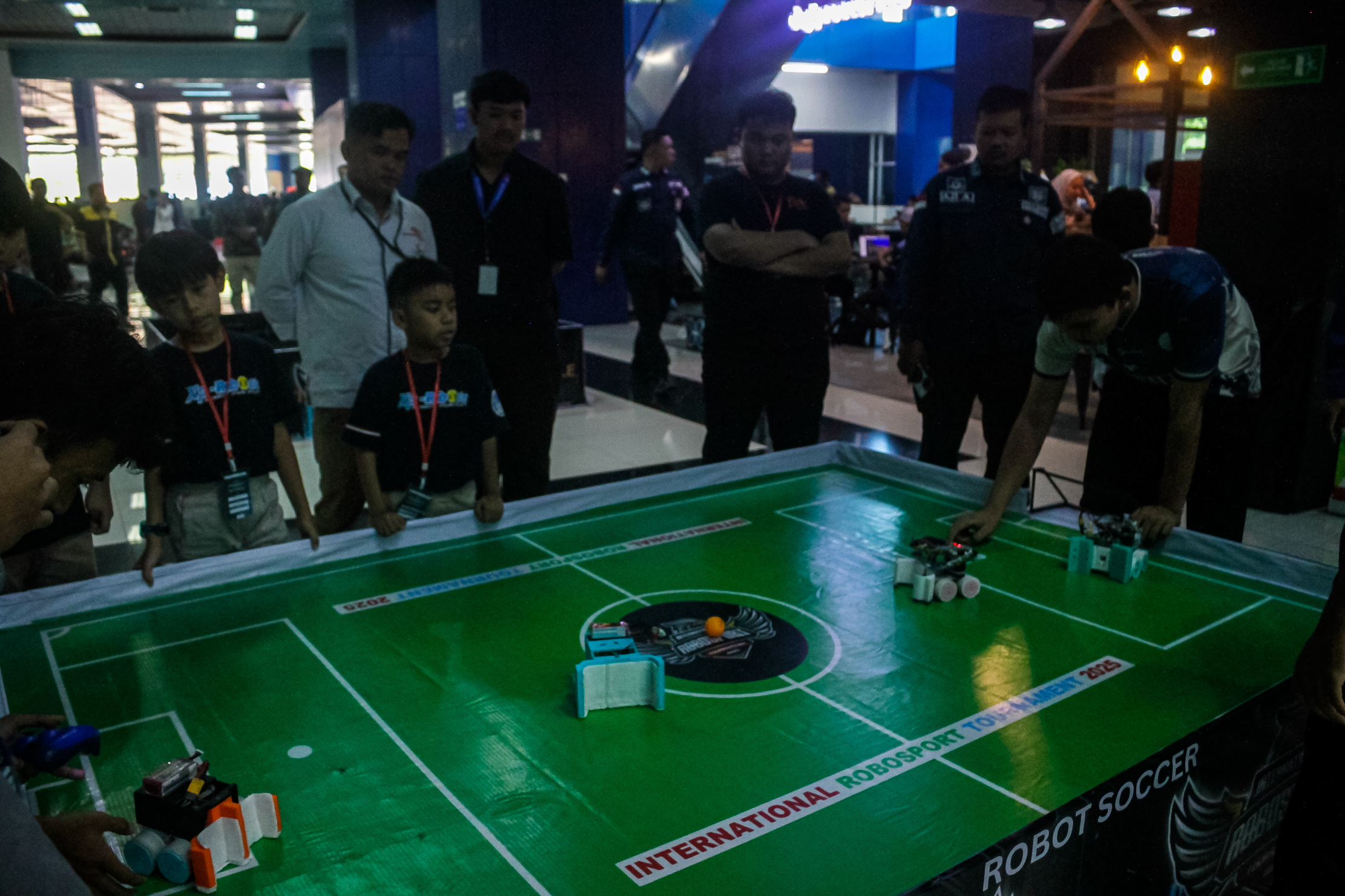 Peserta tampil dalam International Robosport Tournament FIRA Indonesia Open 2025 yang berlangsung di Solo Technopark, Rabu (25/6).