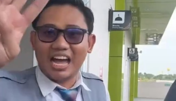 Petugas yang viral larang balita naik kereta di Maros.