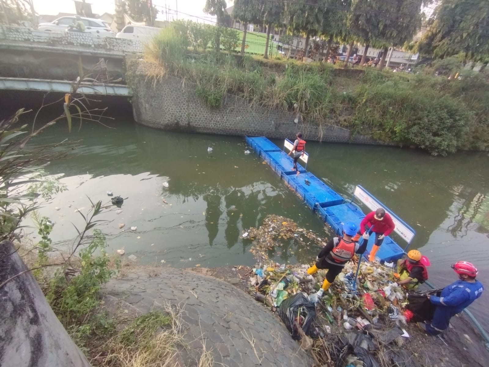 Sampah menumpuk di Kali Jenes, perbatasan Kartasura, Sukoharjo dengan Laweyan, Solo.