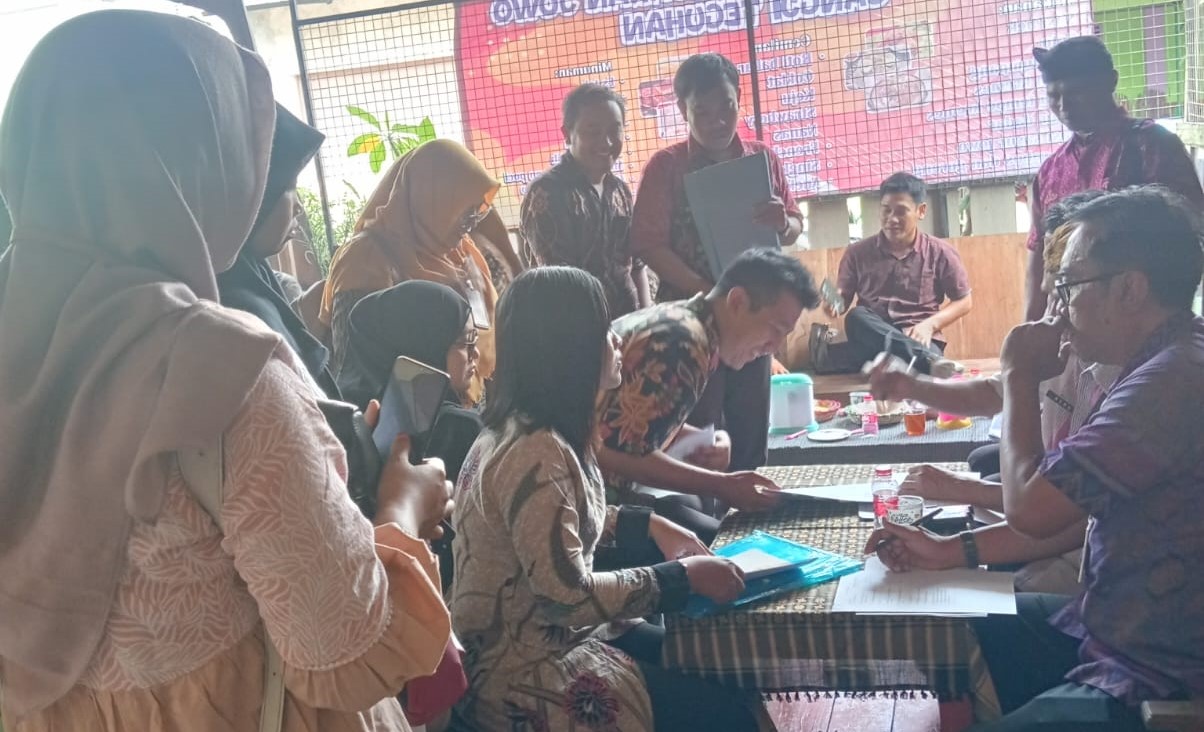 Calon siswa mengurus syarat administrasi SPMB jalur afirmasi di Disdikbud Sragen, Rabu (25/6/2025). (Ahmad Khairudin/Radar Solo)