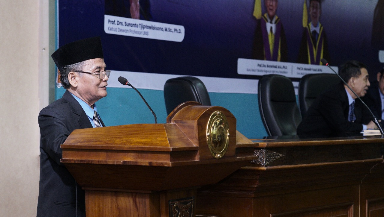 Guru besar FKIP UNS Gunarhadi saat orasi purnabakti profesor, Selasa (24/6).