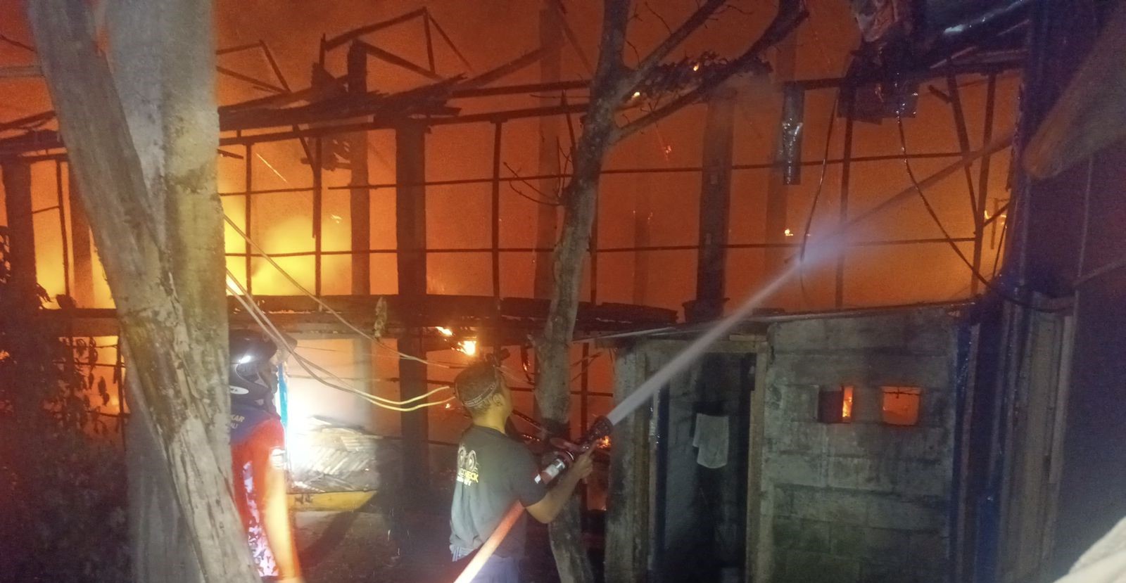 Damkar Boyolali jinakkan api yang membakar kandang ternak di Penggung, Boyolali, Rabu (25/6/2025) dini hari.