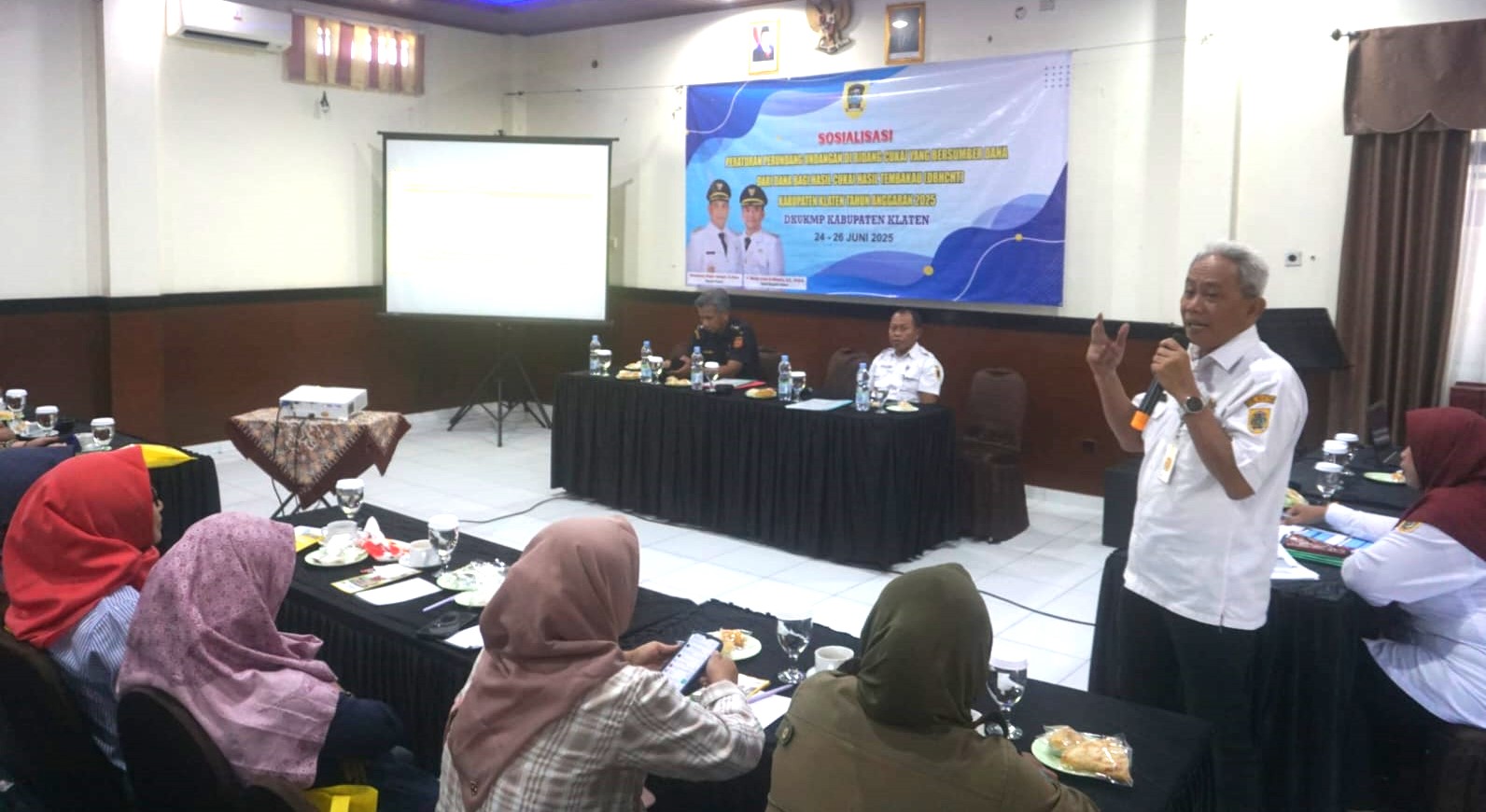 Asisten Ekonomi dan Pembangunan Setda Klaten M. Nasir saat menyampaikan materi dalam sosialisasi peraturan di bidang cukai, Rabu (25/6/2025).