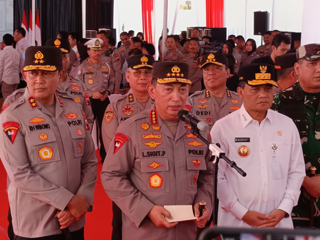 Kapolri Jenderal Pol Listyo Sigit di dampingi Kapolda Jateng Irjen Pol Ribut Hari Wibowo dan Gubernur Jateng Ahmad Luthfi beri keterangan pembangunan dapur SPPG di kawasan Manahan, Solo, Rabu (25/6).
