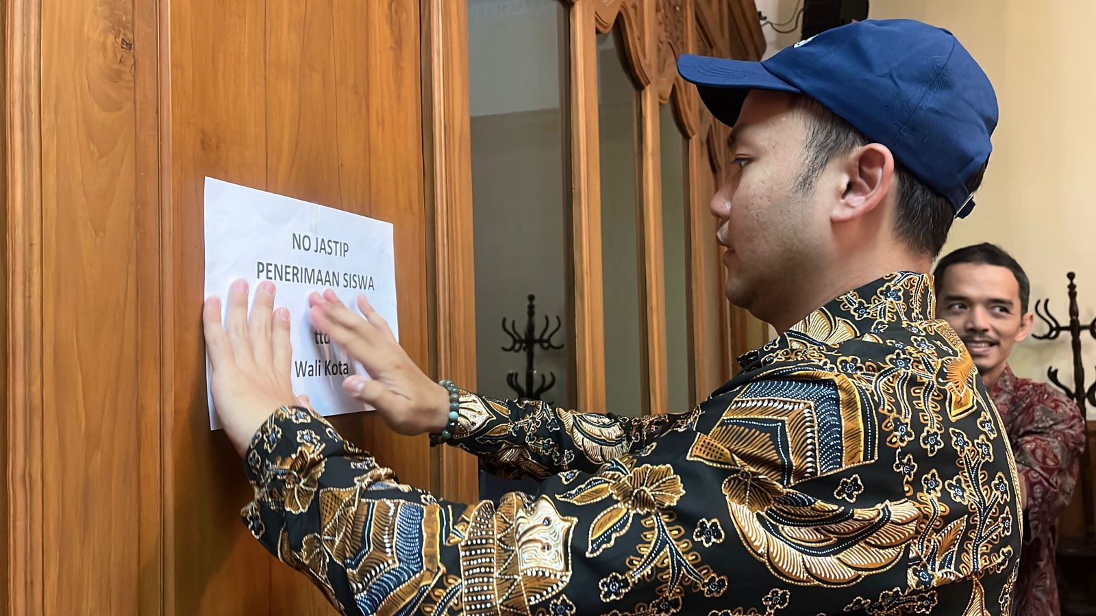 Wali Kota Solo Respati Ardi menempel kertas menolak orang tua melobi agar anaknya dimasukkan sekolah favorit. (Silvester Kurniawan/Radar Solo)