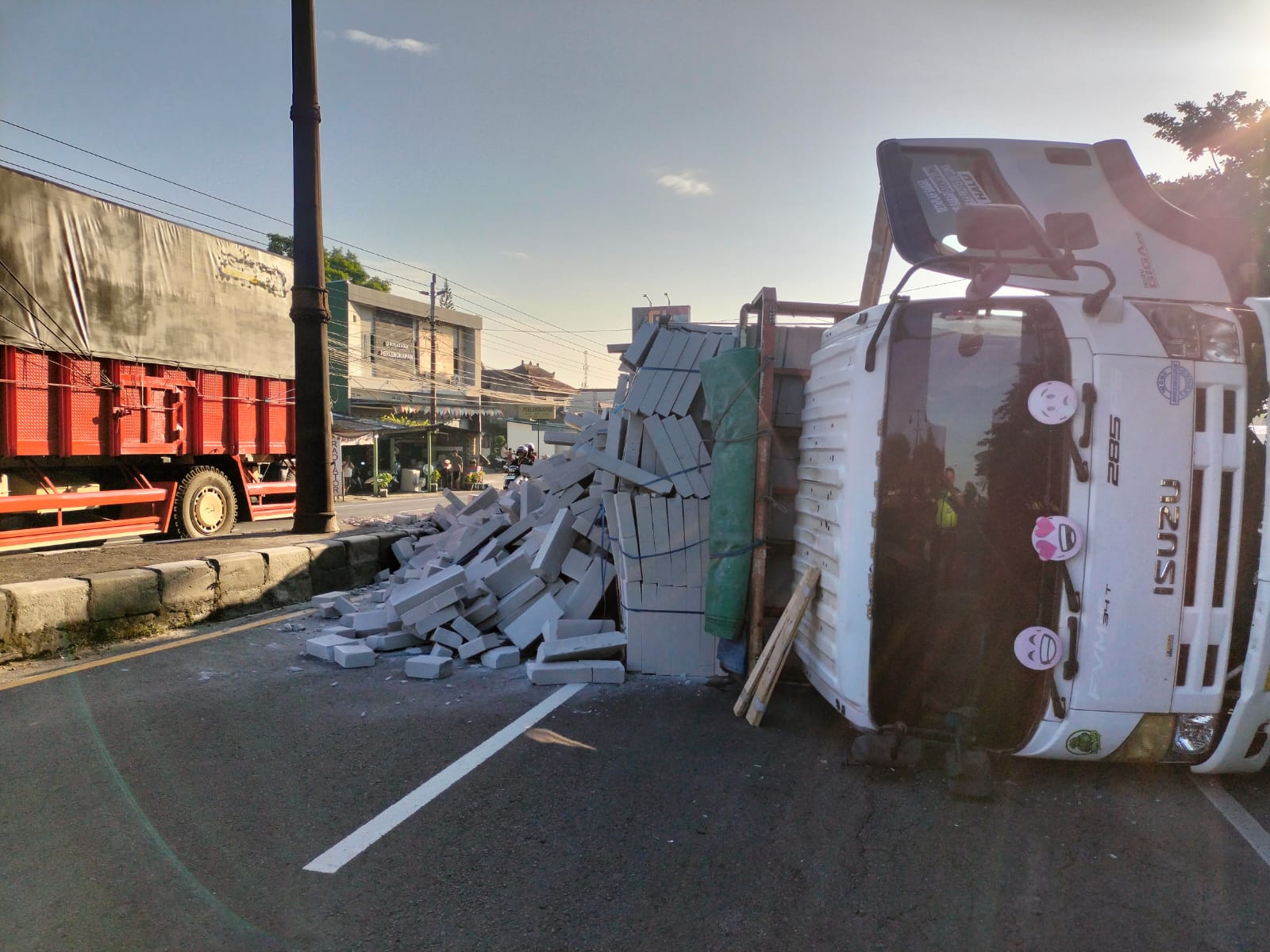 Truk pengangkut bata hebel terguling di Jalan Solo-Jogja, Kartasura, Sukoharjo, Kamis pagi.