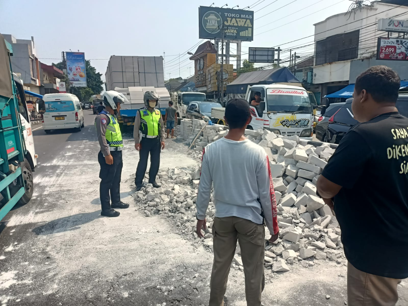 Muatan truk pengangkut hebel tumpah di Jalan Ahmad Yani, Kartasura, Rabu (25/6).
