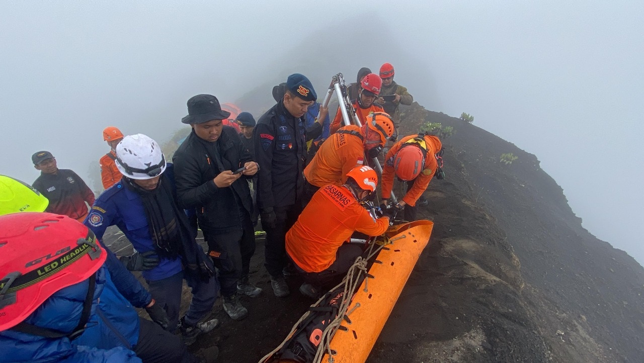 Evakuasi jenazah WNA Brasil di Rinjani akhirnya berhasil dilakukan Basarnas setelah 5 hari pencarian dan dibawa ke RS Bhayangkara.