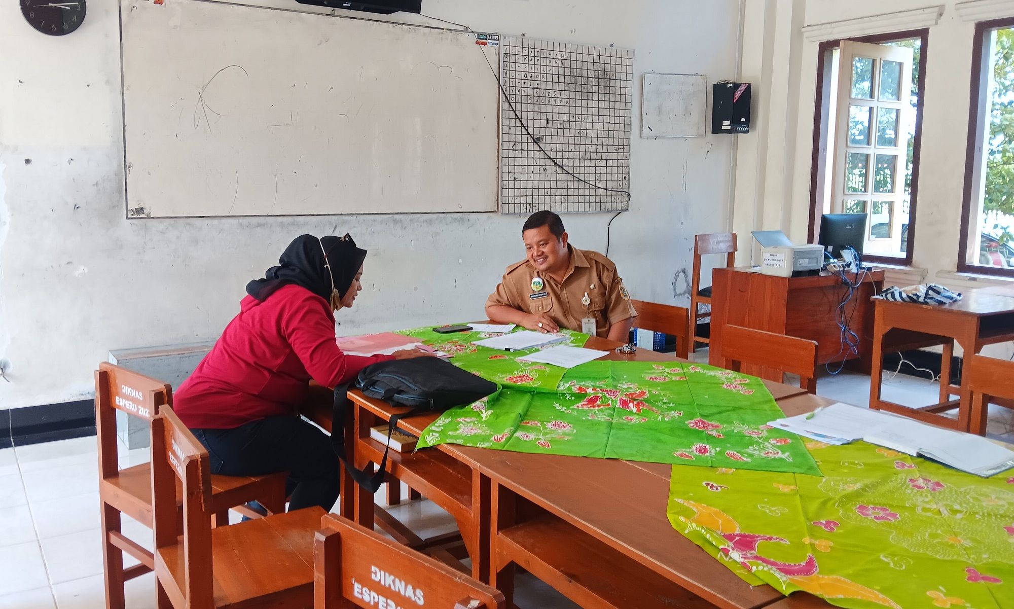 Posko SPMB di SMP Negeri 2 Klaten. (Angga Purenda/Radar Solo)