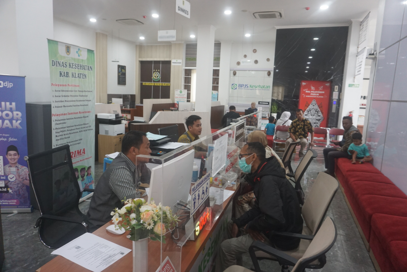 Konter layanan Dinas Kesehatan (Dinkes) Klaten di Mal Pelayanan Publik (MPP). (Angga Purenda/Radar Solo)