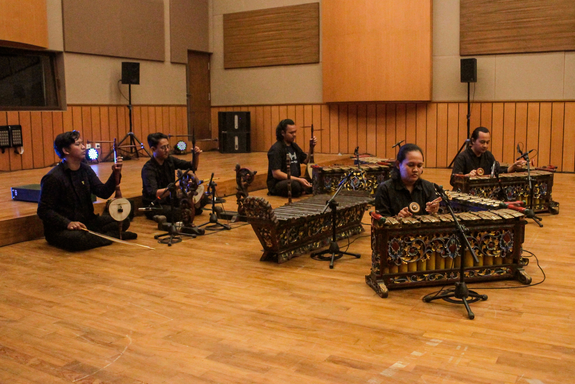Wahyu Thoyyib Pambayun dan Gamelan Kalatidha mempersembahkan karyanya. (M Ihsan/Radar Solo)